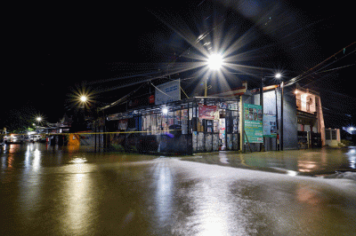 Ruas Jalan Nipa-Nipa, Kecamatan Manggala, Makassar, ditutup akibat banjir yang semakin tinggi, Kamis (29/12/2022).