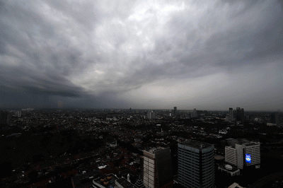 Awan gelap menyelimuti langit Jakarta, Rabu (28/12/2022).