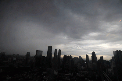 Awan gelap menyelimuti langit Jakarta, Rabu (28/12/2022).