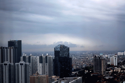 Awan gelap menyelimuti langit Jakarta, Rabu (28/12/2022).