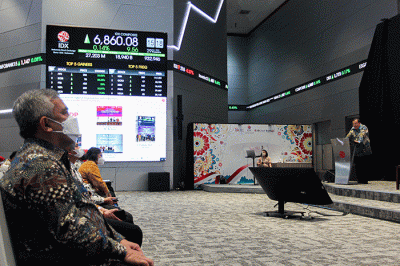 Direktur Utama PT Bursa Efek Indonesia (BEI) Iman Rachman menyampaikan paparannya dalam acara Konferensi Pers Akhir Tahun 2022 di Bursa Efek Indonesia.