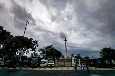 Pengunjung tetap datang berlibur ke kawasan Monas dari luar walaupun peringatan cuaca hujan disertai angin melanda Jakarta, Rabu (28/12/2022).