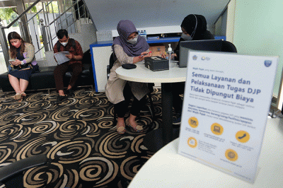 Petugas melayani wajib pajak di salah satu kantor pelayanan pajak pratama di Jakarta, Kamis (29/12/2022).
