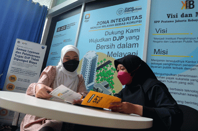 Petugas melayani wajib pajak di salah satu kantor pelayanan pajak pratama di Jakarta, Kamis (29/12/2022).