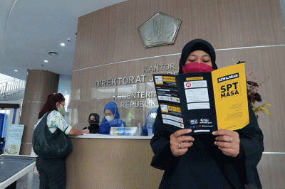 Petugas melayani wajib pajak di salah satu kantor pelayanan pajak pratama di Jakarta, Kamis (29/12/2022).