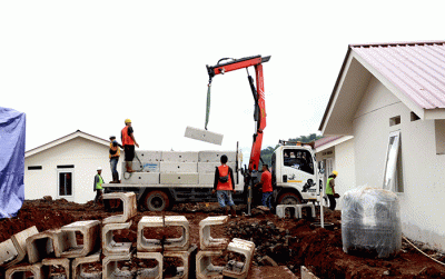 Proses pembangunan hunian tetap (huntap) untuk relokasi warga terdampak gempa bumi di Desa Sirnagalih, kecamatan Cilaku, Kabupaten Cianjur, Jawa Barat.