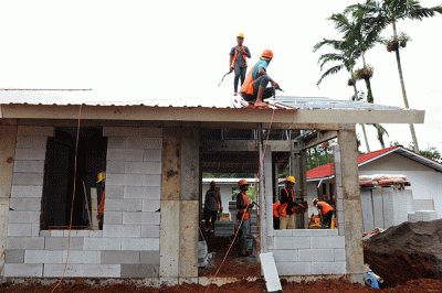 Proses pembangunan hunian tetap (huntap) untuk relokasi warga terdampak gempa bumi di Desa Sirnagalih, kecamatan Cilaku, Kabupaten Cianjur, Jawa Barat.
