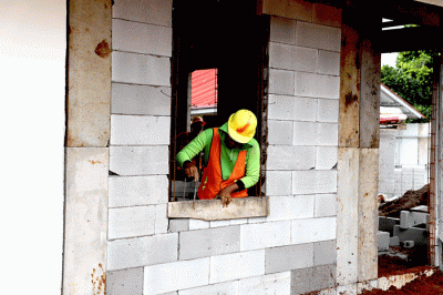 Proses pembangunan hunian tetap (huntap) untuk relokasi warga terdampak gempa bumi di Desa Sirnagalih, kecamatan Cilaku, Kabupaten Cianjur, Jawa Barat.