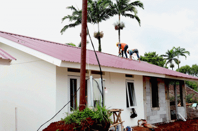 Proses pembangunan hunian tetap (huntap) untuk relokasi warga terdampak gempa bumi di Desa Sirnagalih, kecamatan Cilaku, Kabupaten Cianjur, Jawa Barat.