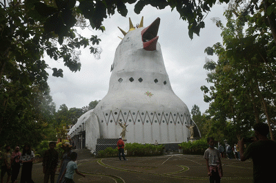 Sejumlah wisatawan menikmati beberapa sudut Gereja Ayam yang berada di Bukit Rhema, kawasan Borobudur, Dusun Gombong, Desa Kembanglimus, Kecamatan Borobudur.