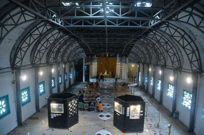 Sejumlah wisatawan menikmati beberapa sudut Gereja Ayam yang berada di Bukit Rhema, kawasan Borobudur, Dusun Gombong, Desa Kembanglimus, Kecamatan Borobudur.