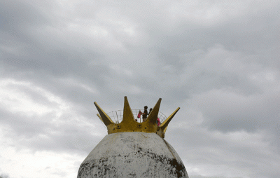Sejumlah wisatawan menikmati beberapa sudut Gereja Ayam yang berada di Bukit Rhema, kawasan Borobudur, Dusun Gombong, Desa Kembanglimus, Kecamatan Borobudur.
