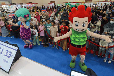 Serial animasi Kiko & Lola menyapa penggemar saat menggelar Meet and Greet dalam acara Kids FanFest Indonesia 2022 di Hall A, Jakarta Convention Center (JCC).