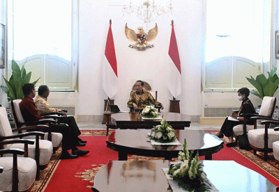 Presiden Joko Widodo menerima Menteri Luar Negeri Malaysia Dato’ Seri Diraja Zambry Abdul Kadir beserta delegasi di Istana Merdeka, Jakarta, Jumat (30/12/2022).