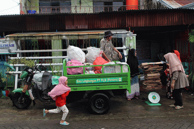 Warga tengah mengumpulkan smaph untuk dibawa ke Bank Sampah Unit Salimah Karuwisi, Makassar, Jumat (30/12/2022).