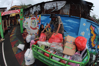 Warga tengah mengumpulkan smaph untuk dibawa ke Bank Sampah Unit Salimah Karuwisi, Makassar, Jumat (30/12/2022).