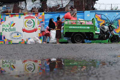 Warga tengah mengumpulkan smaph untuk dibawa ke Bank Sampah Unit Salimah Karuwisi, Makassar, Jumat (30/12/2022).