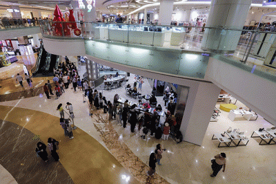Sejumlah pengunjung memilih produk yang dijual pada tenan di salah satu mal di Jakarta, Jumat (30/12/2022).