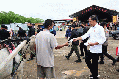 Presiden Joko Widodo dan Iriana Joko Widodo berkunjung ke Pasar Utan, Kabupaten Sumbawa, dalam kunjungan kerjanya ke Provinsi Nusa Tenggara Barat.