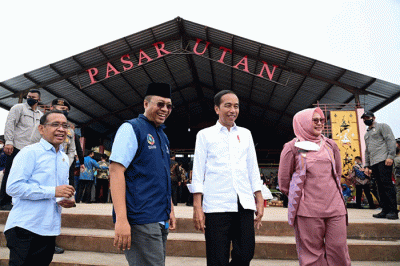 Presiden Joko Widodo dan Iriana Joko Widodo berkunjung ke Pasar Utan, Kabupaten Sumbawa, dalam kunjungan kerjanya ke Provinsi Nusa Tenggara Barat.