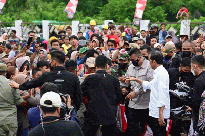Presiden Joko Widodo dan Iriana Joko Widodo berkunjung ke Pasar Utan, Kabupaten Sumbawa, dalam kunjungan kerjanya ke Provinsi Nusa Tenggara Barat.
