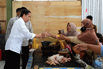Presiden Joko Widodo dan Iriana Joko Widodo berkunjung ke Pasar Utan, Kabupaten Sumbawa, dalam kunjungan kerjanya ke Provinsi Nusa Tenggara Barat.