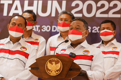 Kepala BP2MI Benny Rhamdani (tengah) memberikan keterangan dalam Laporan Publik Akhir Tahun 2022 di Jakarta, Jumat (30/12/2022).