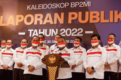 Kepala BP2MI Benny Rhamdani (tengah) memberikan keterangan dalam Laporan Publik Akhir Tahun 2022 di Jakarta, Jumat (30/12/2022).