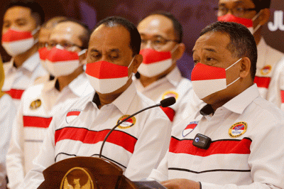 Kepala BP2MI Benny Rhamdani (tengah) memberikan keterangan dalam Laporan Publik Akhir Tahun 2022 di Jakarta, Jumat (30/12/2022).