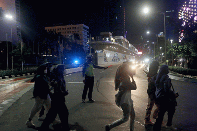 Polisi Lalu Lintas berjaga saat Car Free Night di ruas Jalan MH Thamrin, Jakarta, Sabtu (31/12/2022).