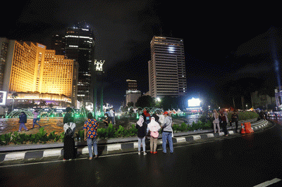 Polisi Lalu Lintas berjaga saat Car Free Night di ruas Jalan MH Thamrin, Jakarta, Sabtu (31/12/2022).