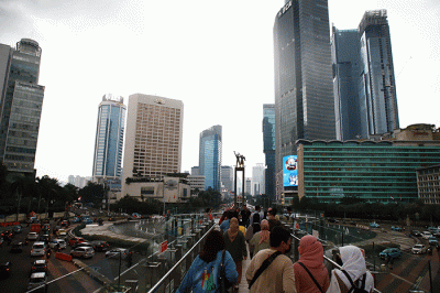Suasana pusat perkantoran setelah pemerintah mengumumkan pencabutan status PPKM di kawasan Jalan MH. Thamrin, Jakarta, Jumat (30/12/2022).
