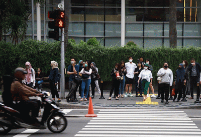Suasana pusat perkantoran setelah pemerintah mengumumkan pencabutan status PPKM di kawasan Jalan MH. Thamrin, Jakarta, Jumat (30/12/2022).