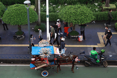 Suasana pusat perkantoran setelah pemerintah mengumumkan pencabutan status PPKM di kawasan Jalan MH. Thamrin, Jakarta, Jumat (30/12/2022).