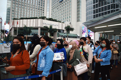 Suasana pusat perkantoran setelah pemerintah mengumumkan pencabutan status PPKM di kawasan Jalan MH. Thamrin, Jakarta, Jumat (30/12/2022).