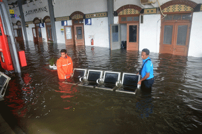Aktivitas penumpang di Stasiun Semarang Tawang di tengah genangan banjir, Sabtu (31/12/2022).