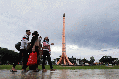 Pengunjung beraktivitas saat berwisata di Taman Mini Indonesia Indah (TMII), Jakarta Timur, Sabtu (31/12/2022).
