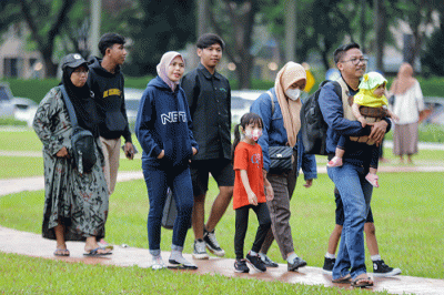 Pengunjung beraktivitas saat berwisata di Taman Mini Indonesia Indah (TMII), Jakarta Timur, Sabtu (31/12/2022).