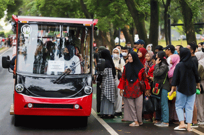 Pengunjung beraktivitas saat berwisata di Taman Mini Indonesia Indah (TMII), Jakarta Timur, Sabtu (31/12/2022).