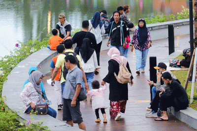Pengunjung beraktivitas saat berwisata di Taman Mini Indonesia Indah (TMII), Jakarta Timur, Sabtu (31/12/2022).