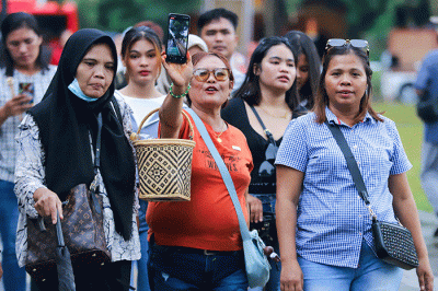 Pengunjung beraktivitas saat berwisata di Taman Mini Indonesia Indah (TMII), Jakarta Timur, Sabtu (31/12/2022).