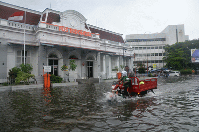 Sejumlah warga harus berjibaku menerjang banjir di kawasan titik nol (KM 0) Semarang, Jawa Tengah, Sabtu (31/12/2022).