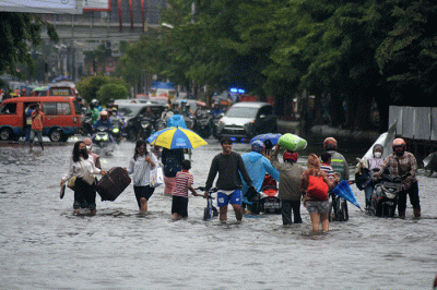 Sejumlah warga harus berjibaku menerjang banjir di kawasan titik nol (KM 0) Semarang, Jawa Tengah, Sabtu (31/12/2022).