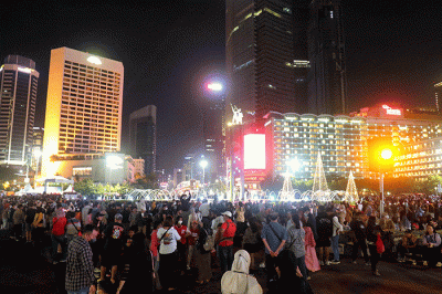 Warga memadati Jalan saat Car Free Night di kawasan Jalan MH Thamrin, Jakarta, Sabtu (31/12/2022).