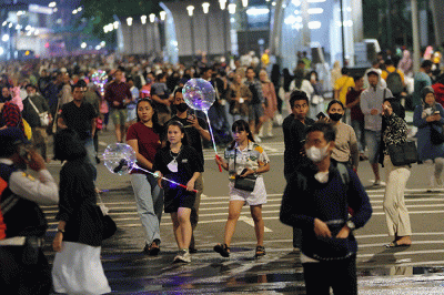 Warga memadati Jalan saat Car Free Night di kawasan Jalan MH Thamrin, Jakarta, Sabtu (31/12/2022).