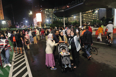 Warga memadati Jalan saat Car Free Night di kawasan Jalan MH Thamrin, Jakarta, Sabtu (31/12/2022).