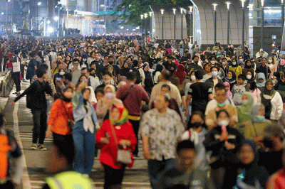 Warga memadati Jalan saat Car Free Night di kawasan Jalan MH Thamrin, Jakarta, Sabtu (31/12/2022).