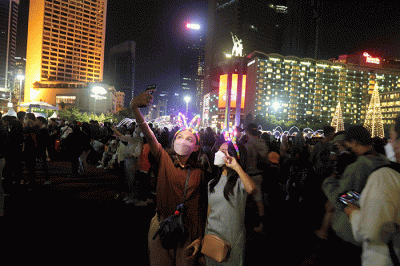 Warga memadati Jalan saat Car Free Night di kawasan Jalan MH Thamrin, Jakarta, Sabtu (31/12/2022).