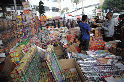 Pembeli memilih kembang api di Pasar Asemka, Jakarta, Jumat (30/12/2022).