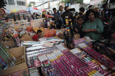 Pembeli memilih kembang api di Pasar Asemka, Jakarta, Jumat (30/12/2022).